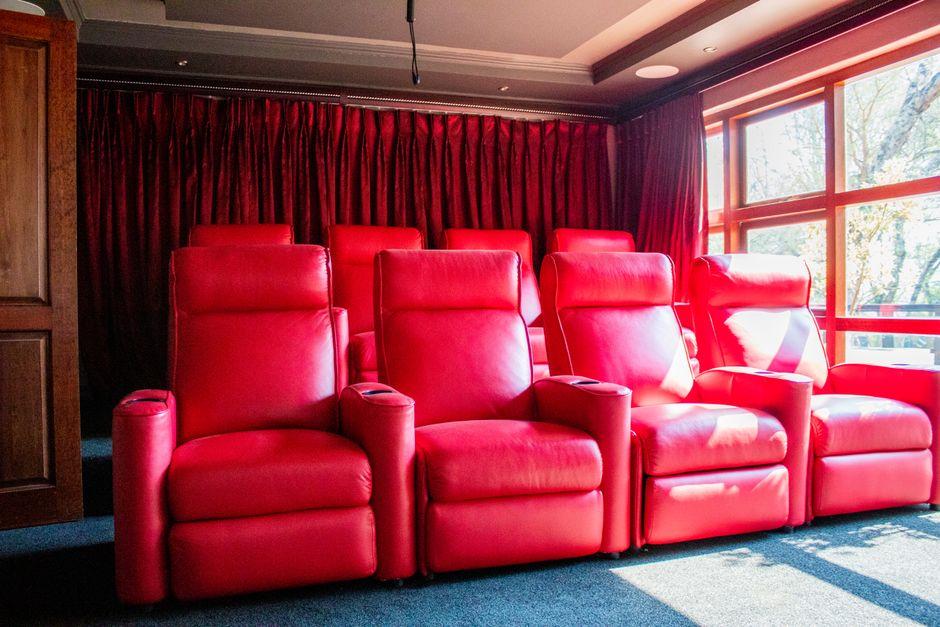 What Is the Best Recliner Brand for Comfort and Durability? */}